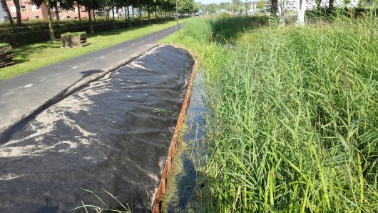 Grond afgedekt met plastic bij Droevendaalsesteeg Grond afgedekt met plastic bij Droevendaalsesteeg