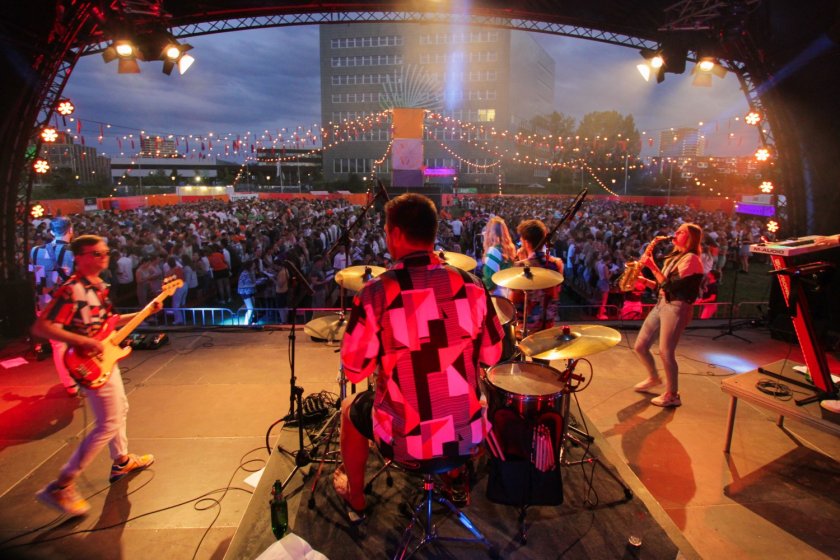 GuteNAbend playing on the main stage of the AID festival terrain (photo: Janne Oude Voshaar)