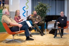 Vlnr. Henk Baptist, Simone Ritzer (dagvoorzitter), Jaap Dirkmaat, Wim van Opbergen. Vlnr. Henk Baptist, Simone Ritzer (dagvoorzitter), Jaap Dirkmaat, Wim van Opbergen.