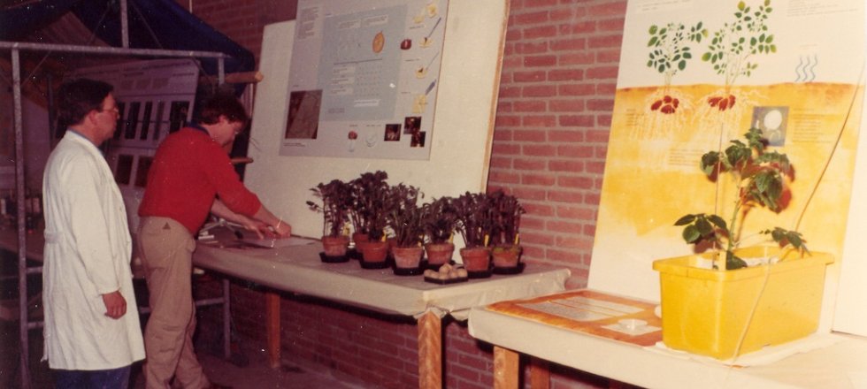 Jan Verhaaf en Richard Janssen bezig met inrichting.jpg