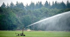 Beregening van grasland op ons Agro-innovatiecentrum De Marke