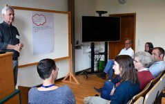 Tijdens een roadshow bespreken inspecteurs en experts casussen om kennis en ervaringen uit te wisselen over varkenswelzijn en -gezondheid. Foto WUR.