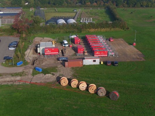 Het nieuwe inkoopstation, de 8 noodaggregaten met brandstoftanks, twee containers met trafo’s, de 10kV synchronisatie unit en de 10kV kabelhaspels. Het nieuwe inkoopstation, de 8 noodaggregaten met brandstoftanks, twee containers met trafo’s, de 10kV synchronisatie unit en de 10kV kabelhaspels.