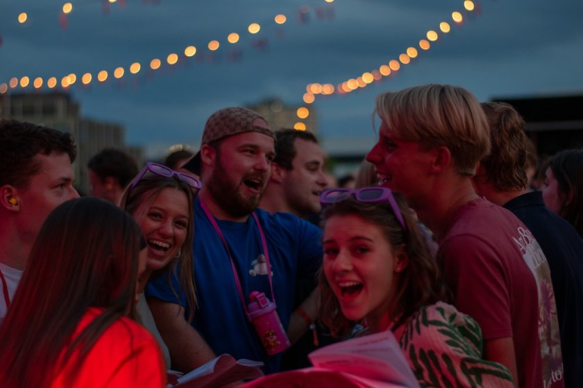 Studenten zingen mee met klassiekers en hits tijdens de sing-along (foto: Janne Oude Voshaar)