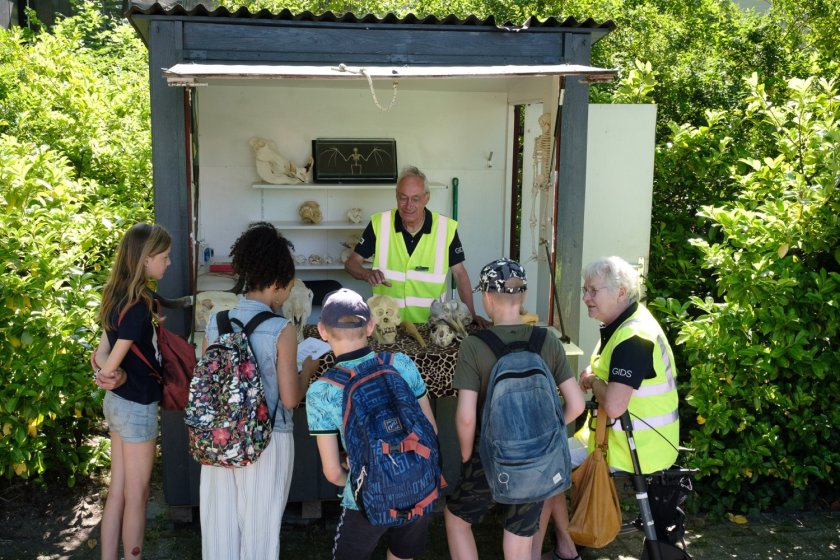 Kinderen krijgen les over biodiversiteit in een dierentuin Kinderen krijgen les over biodiversiteit in een dierentuin