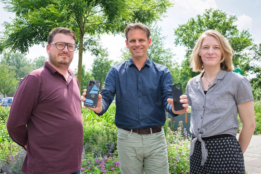 Ruud van Valkenburg (left), Victor Viveen (center), and Iris Faber-Grundel (right). Van Valkenburg is the team leader of IT Workplace Services and the initiator of the Fairphone project, Faber-Grundel is a software developer focusing on sustainability with a group of IT professionals within WUR. Viveen emphasizes that the theme of sustainable IT is important to the staff and that teams take the initiative for projects themselves. “It’s our teams that are doing this, and the drive also comes from WUR’s IT staff.”