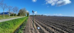 Meetapparatuur naast biologisch aardappelveld. Dit apparaat meet passief de lucht om de blootstelling aan gewasbeschermingsmiddelen in het milieu te meten. Foto: Paula Harkes Meetapparatuur naast biologisch aardappelveld. Dit apparaat meet passief de lucht om de blootstelling aan gewasbeschermingsmiddelen in het milieu te meten. Foto: Paula Harkes