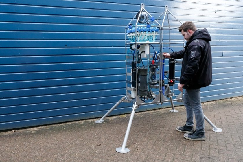 Rick Hendriksen of WTS sets up the fish monitor he built. Researchers will soon lower this device to the seabed to study fish. The device is equipped with a camera, microphone and a machine that collects water samples with fish slime for DNA analysis. Photo: Marleen den Hartog Rick Hendriksen of WTS sets up the fish monitor he built. Researchers will soon lower this device to the seabed to study fish. The device is equipped with a camera, microphone and a machine that collects water samples with fish slime for DNA analysis. Photo: Marleen den Hartog