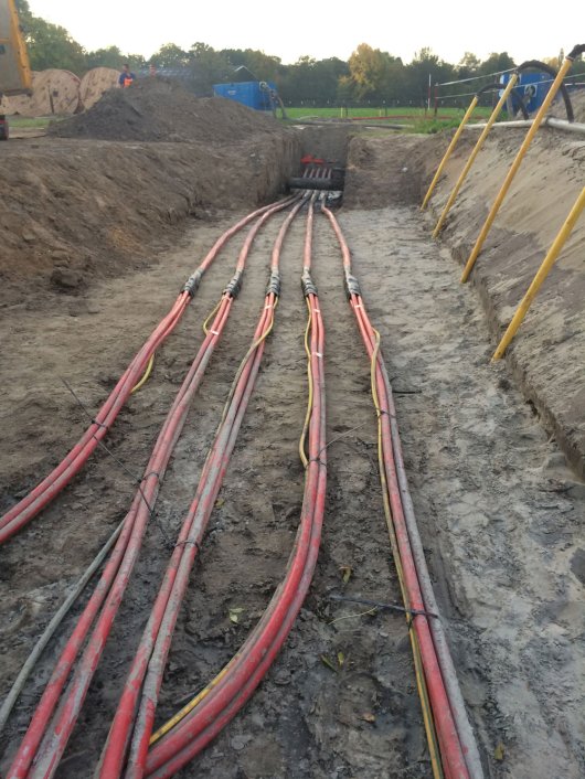 De nieuwe hoogspanningskabels naar de Campus. Eerst dikker (bovenin), daarna opgedeeld (achter de zwarte verbindingsmoffen) in kleinere diameters om ze te kunnen buigen om ze in de schakelaars aan te sluiten. De nieuwe hoogspanningskabels naar de Campus. Eerst dikker (bovenin), daarna opgedeeld (achter de zwarte verbindingsmoffen) in kleinere diameters om ze te kunnen buigen om ze in de schakelaars aan te sluiten.