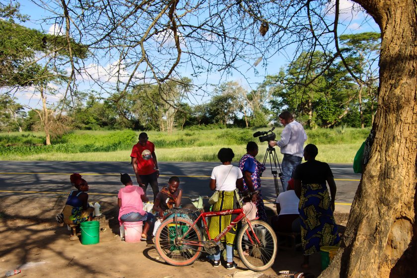 Bewerkte foto door Jelle Maas: vrouwen langs de weg