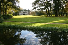Landgoed Singraven in Overijssel. Landbouwbedrijven die al hebben gekozen voor zelfrealisatie, zijn vaak onderdeel van landgoederen, of hebben de stap al gezet naar biologische landbouw of alternatieve verdienmodellen. Landgoed Singraven in Overijssel. Landbouwbedrijven die al hebben gekozen voor zelfrealisatie, zijn vaak onderdeel van landgoederen, of hebben de stap al gezet naar biologische landbouw of alternatieve verdienmodellen.