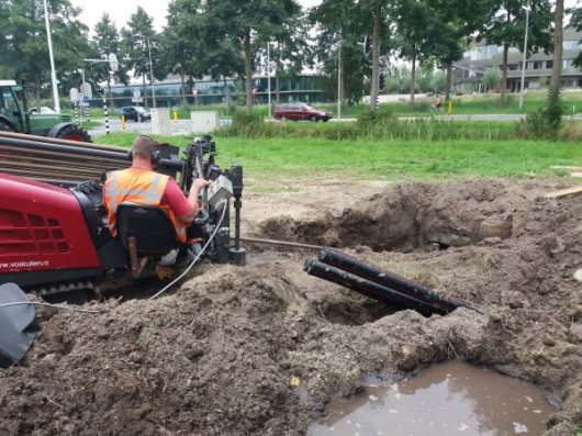 Het maken van boringen voor de kabels onder de Mansholtlaan. Het maken van boringen voor de kabels onder de Mansholtlaan.
