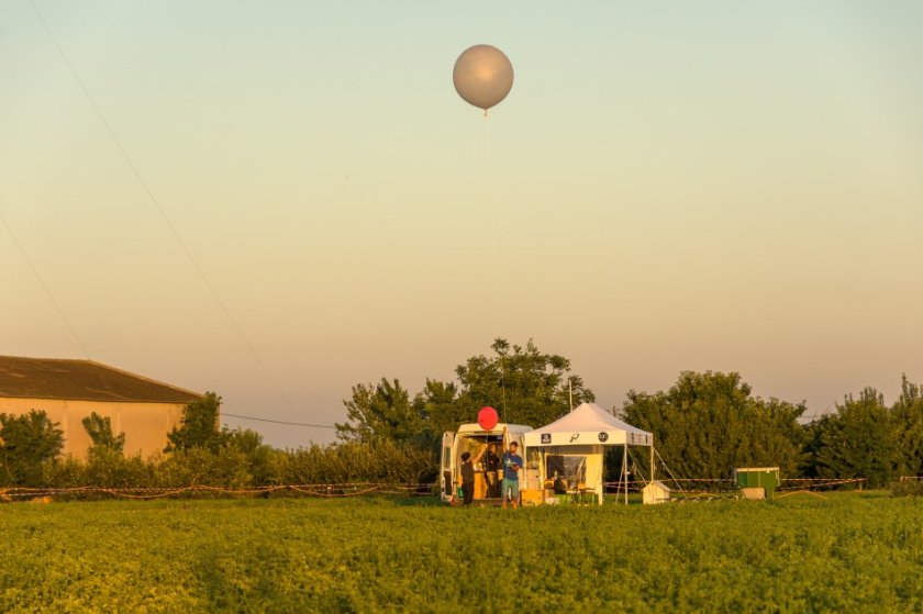 Op of a weather balloon by the Meteo-France team during the LIAISE campaign (Catalonia) in the summer of 2021. The image is a typical weather balloon measurement showing vertical profiles of wind, temperature and humidity (from the surface to the stratosphere) to pick up. Photo made by Wouter Mol.