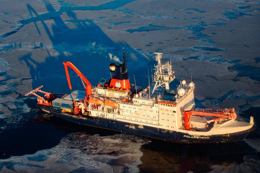 Betoverend uitzicht vanuit de helikopter: Het onderzoeksschip POLARSTERN tijdens een Antarctische zonsondergang (foto: Susanne Kühn)