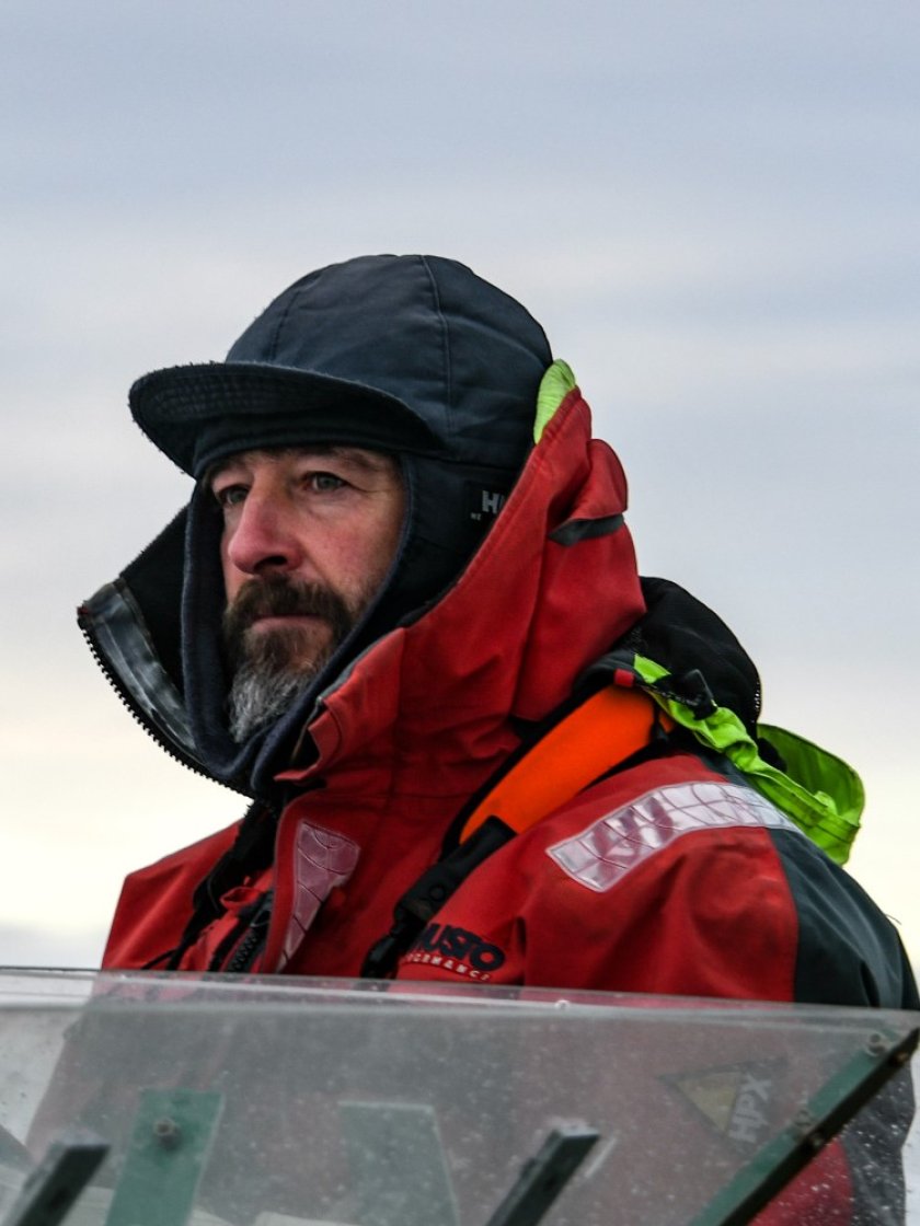 Bram Feij (NIOZ) tijdens het tellen van Antarctische zeevogels en zeezoogdieren (foto: André Meijboom)