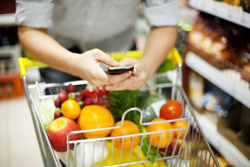 WUR heeft een app ontwikkelt die je tijdens het boodschappen wat jij – stel je bent diabeet met een glutenintolerantie – het beste in je mandje kunt leggen (Foto: Shutterstock) WUR heeft een app ontwikkelt die je tijdens het boodschappen wat jij – stel je bent diabeet met een glutenintolerantie – het beste in je mandje kunt leggen (Foto: Shutterstock)